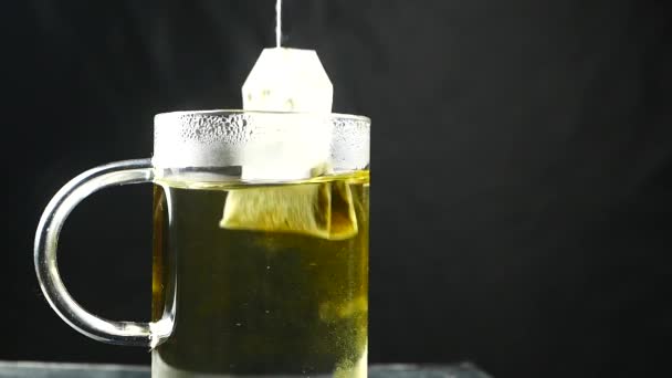 Saco de chá no copo com água quente — Vídeo de Stock