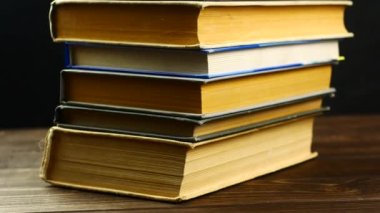 Ahşap bir rafta eski kitaplar.