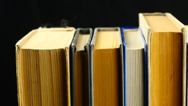 Gamla böcker på en trähylla. — Stockvideo