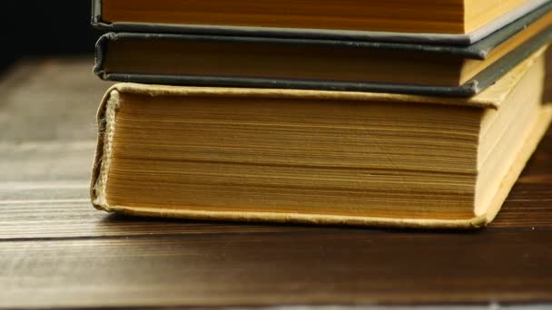 Stare książki na drewnianej półce. — Wideo stockowe