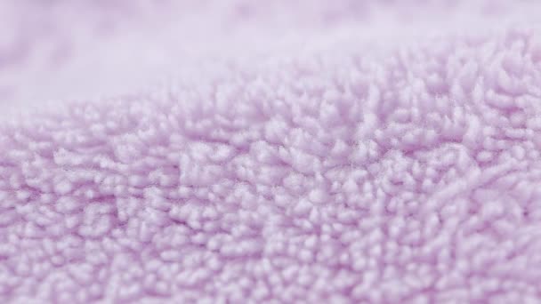 Терри лилового цвета ткани полотенце текстуру в качестве фона — стоковое видео