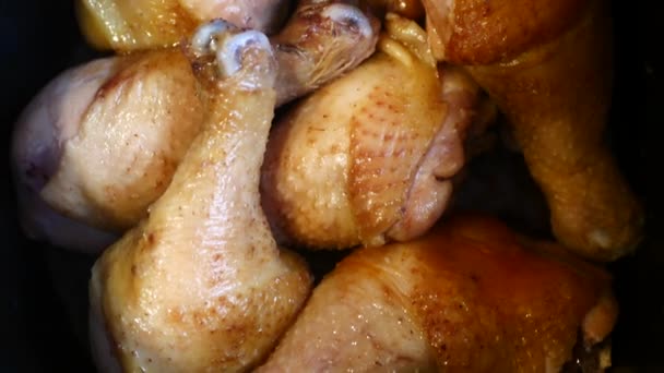 Beaucoup de cuisses de poulet bouillantes — Video