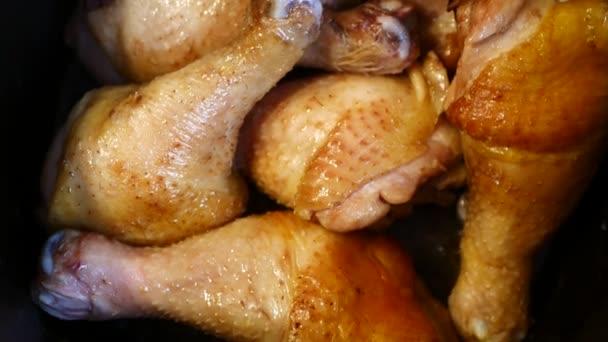 En massa kycklingklubbor kokande — Stockvideo