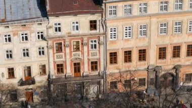 Lviv tarihi kent Sokağı. güneş ışığı Ukrayna şehirde