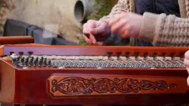 Santur halk müzik aleti çalmaya zilleri, zil, genç bir adam oynarken ziller, santur müzik aleti, Hutsul zilleri, Karpat santur Avrupa'dan çalma