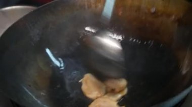 Bir otel ya da Restoran mutfak flambe tarzda hazırlanan bir heyecan kızartma yemek