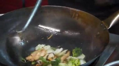 Bir otel ya da Restoran mutfak flambe tarzda hazırlanan bir heyecan kızartma yemek