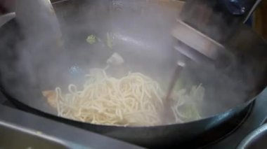 Bir otel ya da Restoran mutfak flambe tarzda hazırlanan bir heyecan kızartma yemek