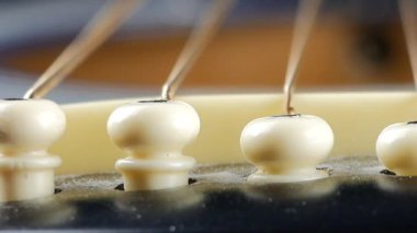 Gitar telleri kapatmak