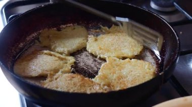 bir tavada altın gevrek patates gözlemesi aşçı