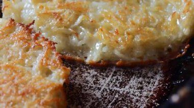 bir tavada altın gevrek patates gözlemesi aşçı