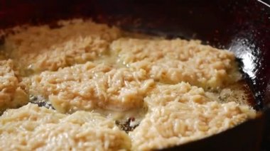 bir tavada altın gevrek patates gözlemesi aşçı