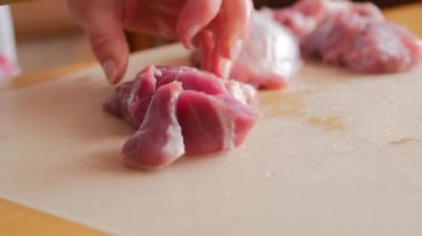 Şef çiğ et bıçakla keser.