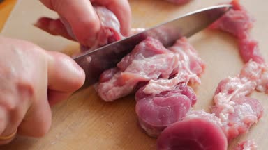 Şef çiğ et bıçakla keser.
