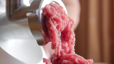 Kıyma makinesi kullanarak et forcemeat pişirme