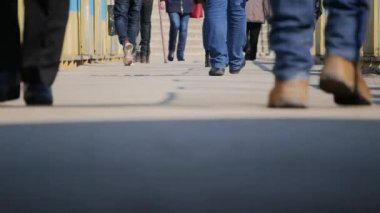 Anonim kalabalık şehir sokak eve işten sonra commuting üzerinde yürüyen insanlar. kentsel iş yaşam tarzı arka plan