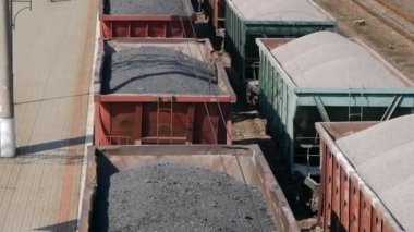 Havadan görünümü Uhd 4k vagonlar ile freight train ve kömür ile ayakta tren