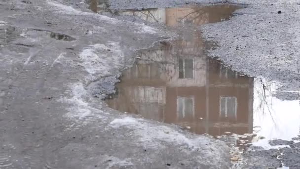 Löcher und Pfützen auf schlechter Straße — Stockvideo