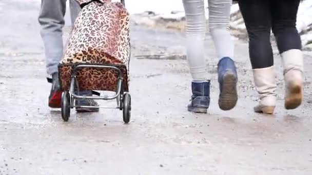 Hemlösa barn gå för vatten — Stockvideo