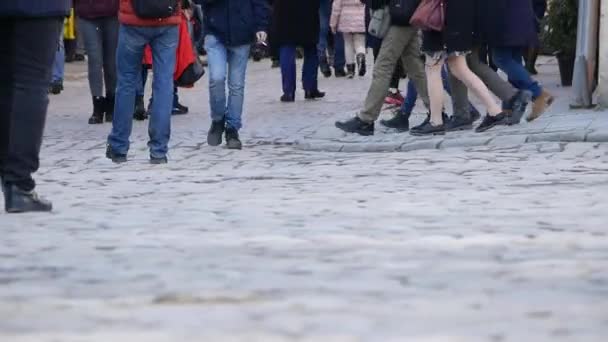Ucrania, lviv - 16 de mayo: multitud anónima de personas caminando por la calle de la ciudad viajando a casa después del trabajo. negocio urbano estilo de vida fondo — Vídeos de Stock