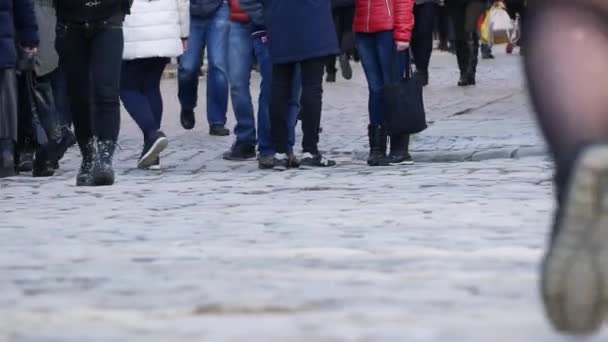 Ucrania, lviv - 16 de mayo: multitud anónima de personas caminando por la calle de la ciudad viajando a casa después del trabajo. negocio urbano estilo de vida fondo — Vídeo de stock