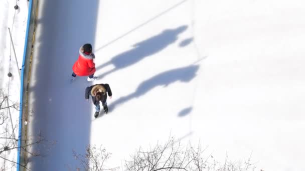 Ucrania, lviv - 16 de mayo: Vista aérea de la gente de patinaje sobre hielo al aire libre, pista de hielo — Vídeos de Stock