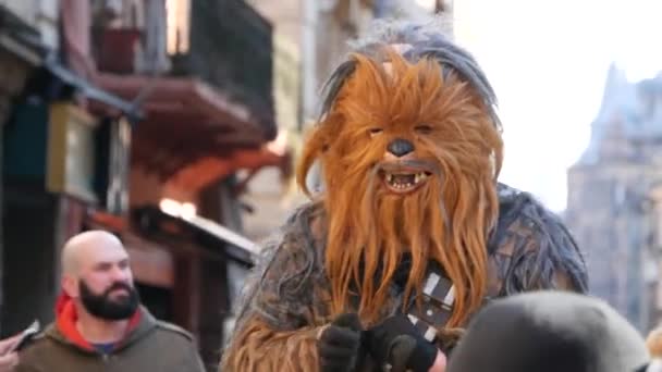 Ukraina, lviv - 16 maj: Chewbacca, hjälten i Star Wars-filmen, gå på gatorna i Lviv — Stockvideo