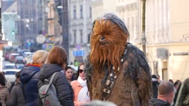 Ucrania, lviv - 16 de mayo: Chewbacca, el héroe de la película de Star Wars, caminando por las calles de Lviv — Vídeos de Stock