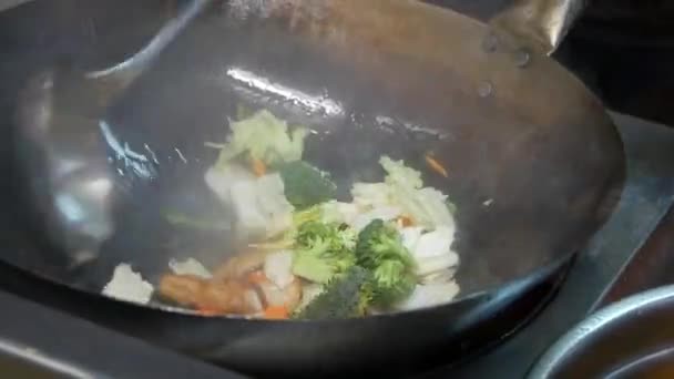 Eine in einer Hotel- oder Restaurantküche im Flambe-Stil zubereitete Mahlzeit umrühren — Stockvideo