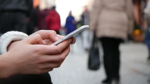 Gros plan sur les mains des femmes utilisant le téléphone mobile dans un lieu public occupé — Video