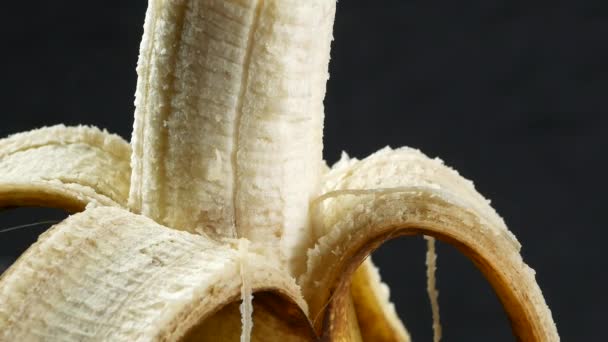 Banana skin extreme close up stock footage. Surface de peau de banane en macro gros plan avec un mouvement de caméra coulissante — Video