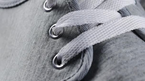 Botas casual hombre detalles close-up - Zapatos masculinos cordones y soplones de inclinación lenta — Vídeo de stock