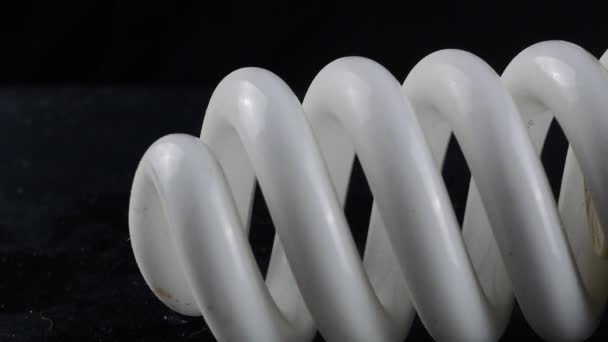 Energiatakarékos kompakt fénycső villanykörte részlete — Stock videók