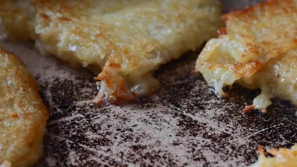 Cook of golden crispy potato pancakes in a frying pan — Stock Video