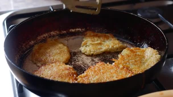 cuire des crêpes de pommes de terre dorées croustillantes dans une poêle 