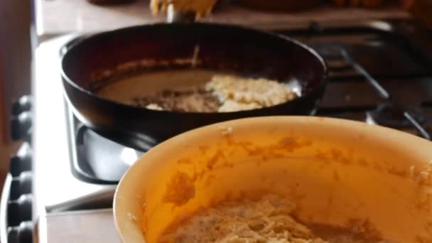 Приготовление золотых хрустящих картофельных блинчиков на сковороде — стоковое видео