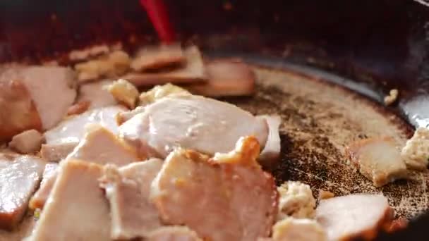 O cozinheiro frita a carne de panela. O homem frita a carne na panela de ato de fritar ardente. Fogo numa frigideira. Fecha. Assadura de fogo de carne em uma panela de ato de fritar . — Vídeo de Stock