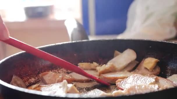 Die Pfanne frittiert Fleisch. Der Mann brät Fleisch in der brennenden Pfanne. Feuer auf einer Pfanne. Nahaufnahme. Braten von Fleisch Feuer auf einer Pfanne. — Stockvideo