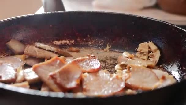 The cook pan fries meat. The man fries meat on the burning frying pan. Fire on a frying pan. Close up. Roasting of meat fire on a frying pan. — Stock Video