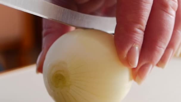 Chef cutting up an onion with a knife — Stock Video