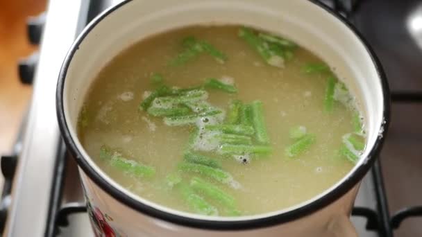 Зелень, посипана в суп — стокове відео
