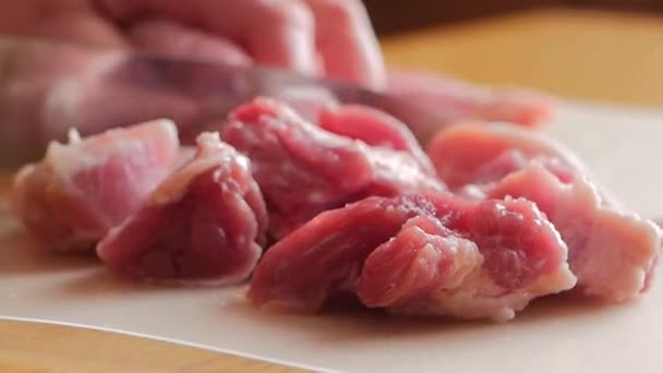 El chef corta carne cruda con el cuchillo — Vídeo de stock