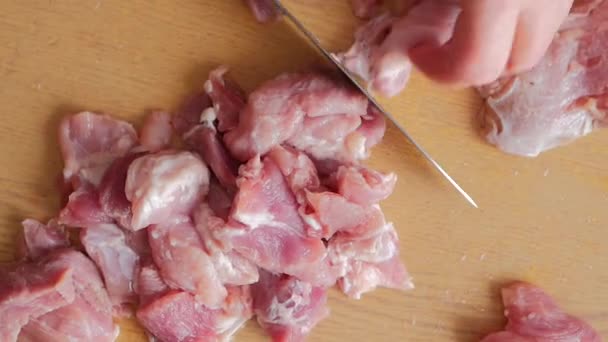 El chef corta carne cruda con el cuchillo — Vídeos de Stock