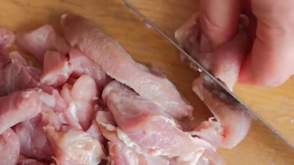 Le chef coupe la viande crue avec le couteau — Video