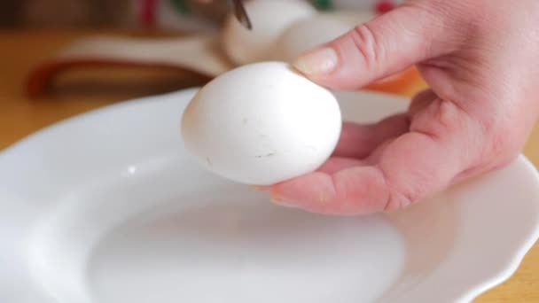 Romper el huevo para cocinar — Vídeo de stock