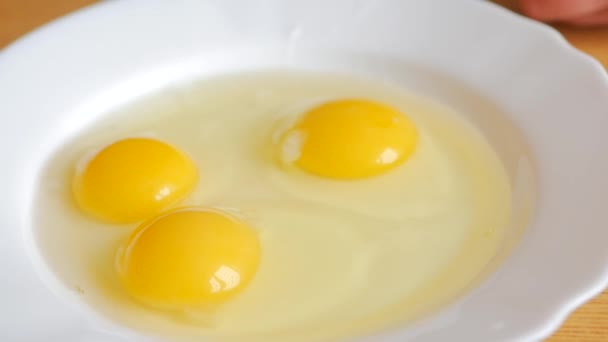 Whips the eggs in a bowl with a whisk. Whisking the eggs. — Stock Video