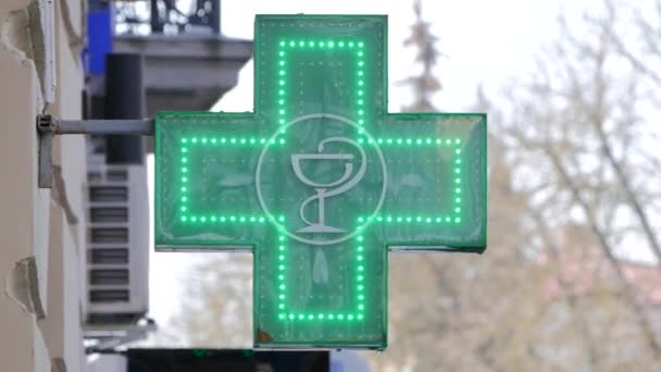 Europejski znak Apteka: Zielony krzyż, często animowany, jest symbolem Znalezione w wielu krajach w Europie — Wideo stockowe