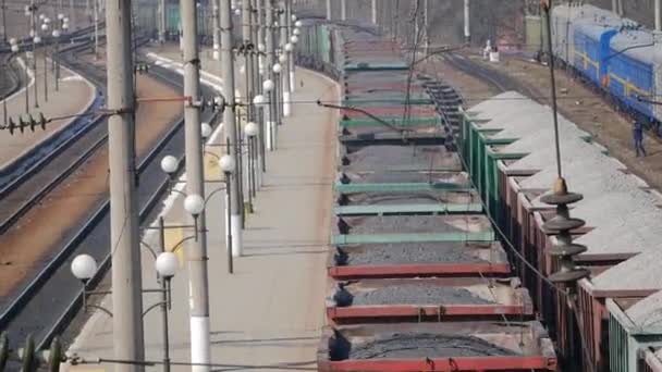 Vista aérea UHD 4K de trem de carga com vagões e trem de pé com carvão — Vídeo de Stock