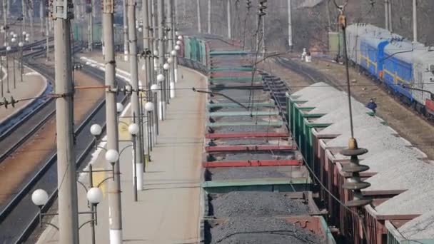 Vista aérea UHD 4K de tren de mercancías con vagones y tren de pie con carbón — Vídeos de Stock