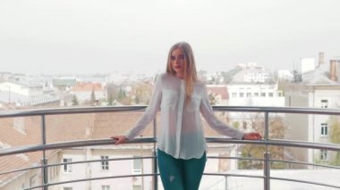 Beyaz gömlek ve pantolon giyen genç güzel sarışın şık hipster kadın yaz yaşam tarzı moda portre